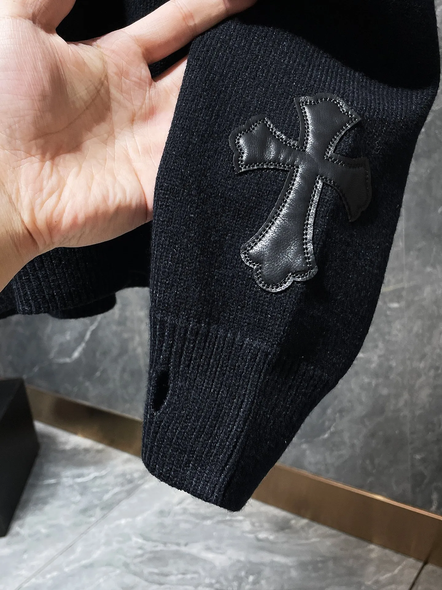 P236 Chrome Hearts 🍁Autumn and winter sweater series🍁 Three-dimensional jacquard on the back ➕ Leather opening process on the cuffs Selected high-quality wool blended knitted fabric Non-common version on the market Recommended colors: black gray white green